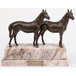 Figurengruppe "Zwei stehende Pferde", Metallguß bronziert, auf gestuftem Marmorsockel Plakette "...