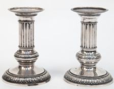 Paar Leuchter, 1-flammig, 813er Silber, runder beschwerter Fuß in kannelierten Schaft übergehend, P
