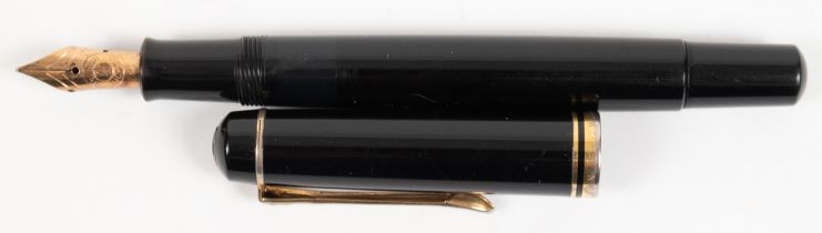 Pelikan-Kolbenfüller mit 14 k-Goldfeder, W.-Germany, schwarzes Kunstharz mit vergoldeten Metallring
