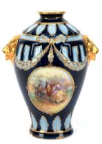 Vase im Empirestil, blau und hellblau mit golddekoriertem Feston- und Blattrelief, seitlich Löwenkö