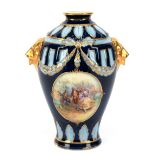 Vase im Empirestil, blau und hellblau mit golddekoriertem Feston- und Blattrelief, seitlich Löwenkö