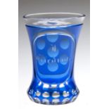Bäder-Becherglas, Klarglas mit blauem Überfang, geschliffen, im Oval Namenszug, H. 11 cm