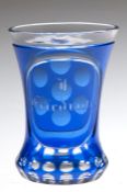 Bäder-Becherglas, Klarglas mit blauem Überfang, geschliffen, im Oval Namenszug, H. 11 cm