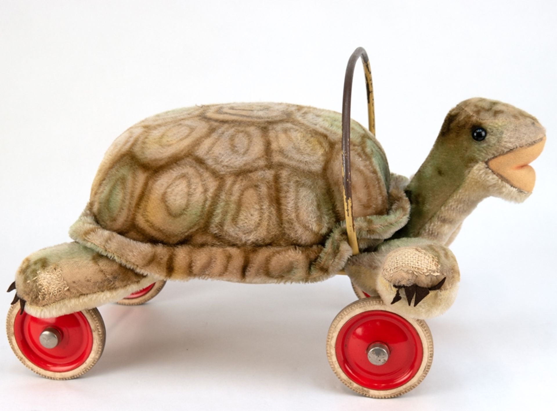 Steiff-Schildkröte, roll- und reitbar, um 1956, mit Knopf, gemusterter Mohairplüsch, offenes Maul, 