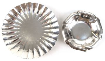 2 Anbietschalen, 970er Sterlingsilber, mit gewelltem, umlaufendem Dekor, Dm. 9,5 cm und 14 cm, ca.