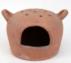 Fußwärmer, Keramik, halbkugelförmig mit 2 Henkeln, mit Löchern, H. 15,5 cm, Dm. 18 cm