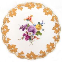 Meissen-Prunkplatte, Buntes Blumenbukett, Rand mit reliefierter Efeuranke mit Goldbronze, 1. Wahl,