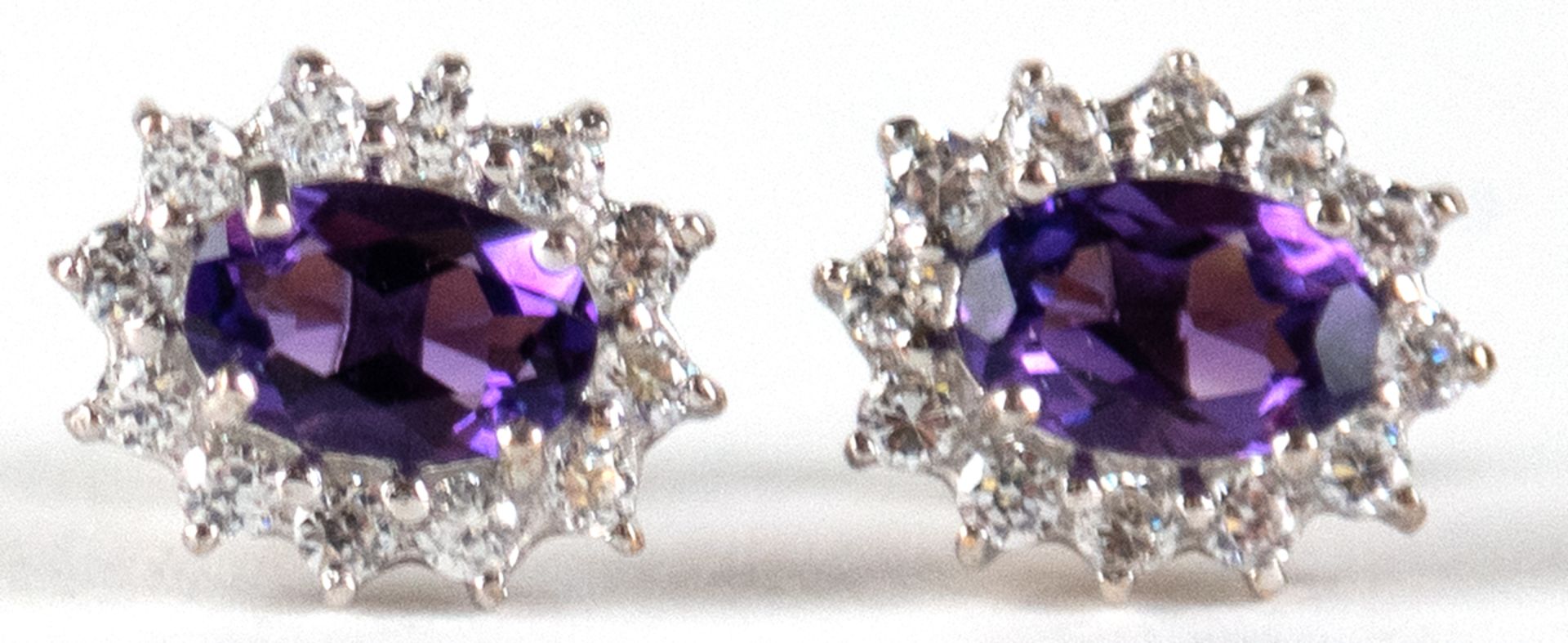 Ohrstecker, 375er WG/GG. Amethyste und weiße Zirkonia im Brillantschliff, Größe ca. 9x7 mm