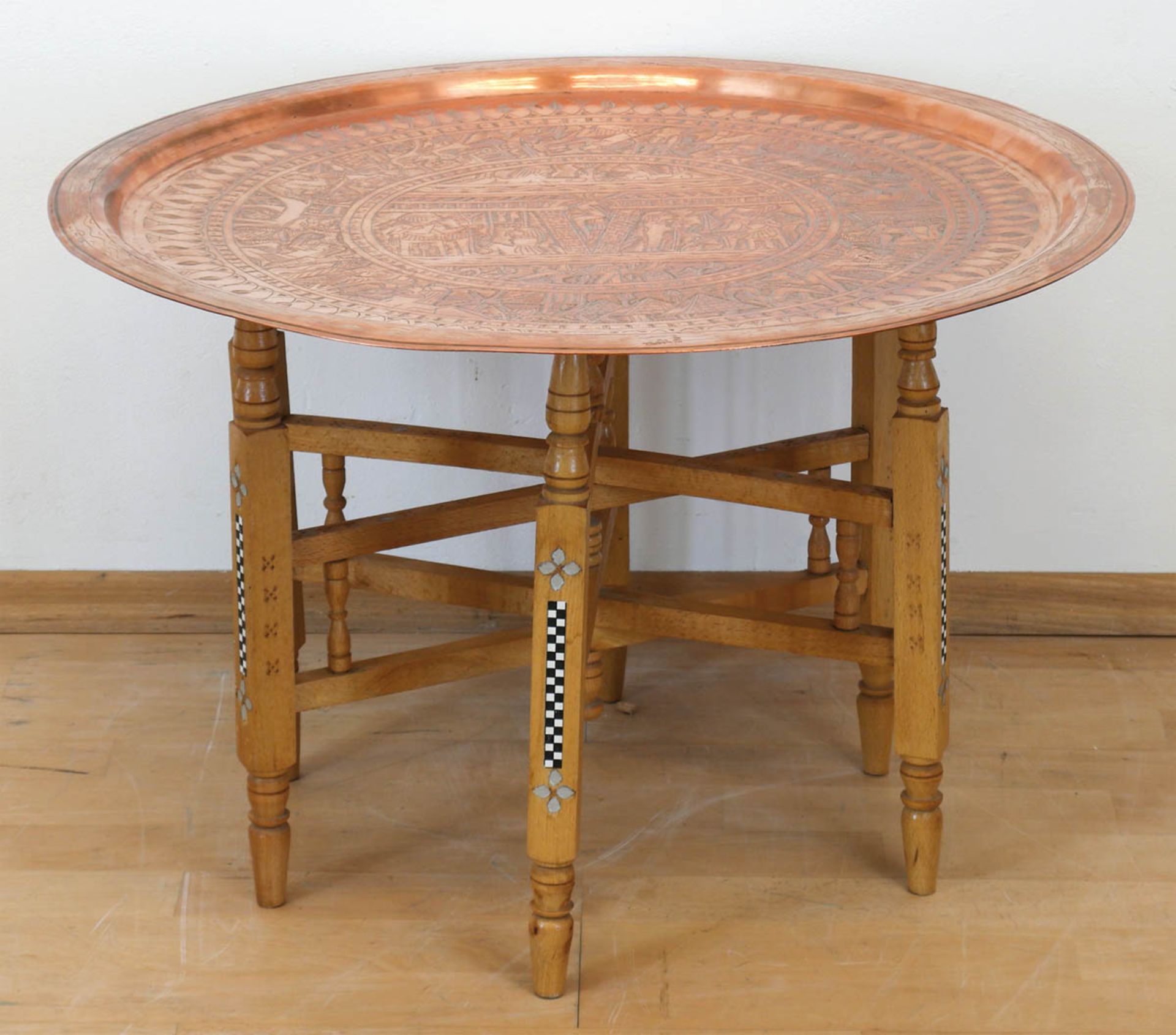 Tablett-Tisch, klappbares, sternförmig ausstellbares Fußgestell aus Holz, aufgesetztes Tablett aus