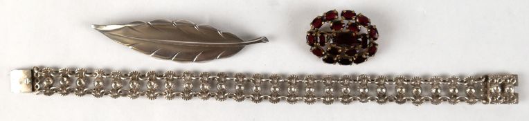 3 Teile Schmuck, dabei Brosche in Blattform, 835er Silber, Länge ca. 7,1 cm, Armband, 830er Silber,