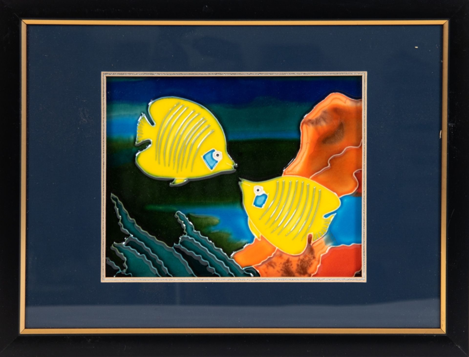 Keramikplatte mit Fischmotiv "Maskenfalterfisch", polychrome Malerei, glasiert, 18x23 cm, hinter Gl