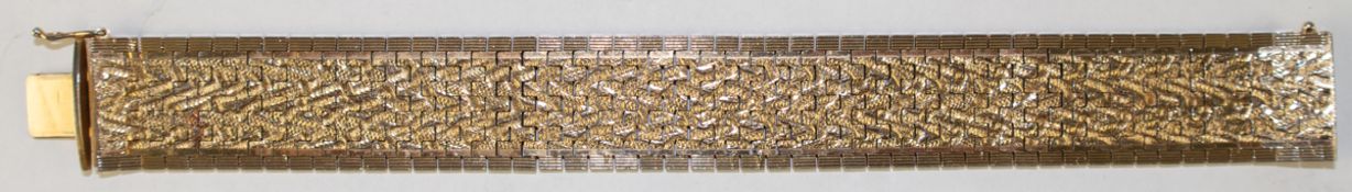 Armband, wohl 70er Jahre, mit Oberflächendekor, Goldauflage / Double, Länge ca. 19,5 cm, Breite ca.