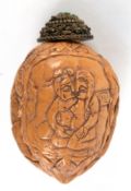 Snuff-Bottle, Asien, in Form einer Walnuß mit erotischen Darstellungen, mit Riß und repariert, verz