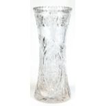 Kristall-Vase, mittig sich verjüngender Korpus reich geschliffen, Zackenrand, H. 32,5 cm