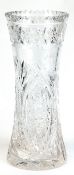 Kristall-Vase, mittig sich verjüngender Korpus reich geschliffen, Zackenrand, H. 32,5 cm