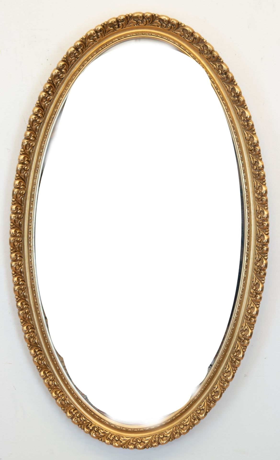 Spiegel, oval, 20. Jh., mit floral reliefiertem Rahmen, 72x114 cm