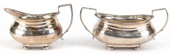 Zuckertopf und Sahnekännchen, 925er Sterling-Silber, Birmingham, auf 4 gedrückten Kugelfüßen, mit R