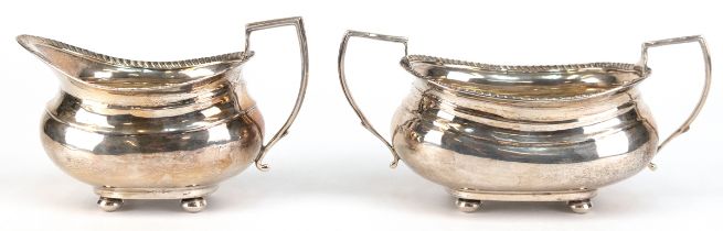 Zuckertopf und Sahnekännchen, 925er Sterling-Silber, Birmingham, auf 4 gedrückten Kugelfüßen, mit R