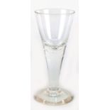 Glas um 1800, Scheibenfuß mit ausgeschliffenem Abriß, massiver Stiel mit 7 eingestochenen Luftblas