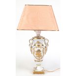 Tischlampe mit Porzellanfuß in Form einer Schwanenhenkelvase mit reichem Golddekor, 1-flammig, lach