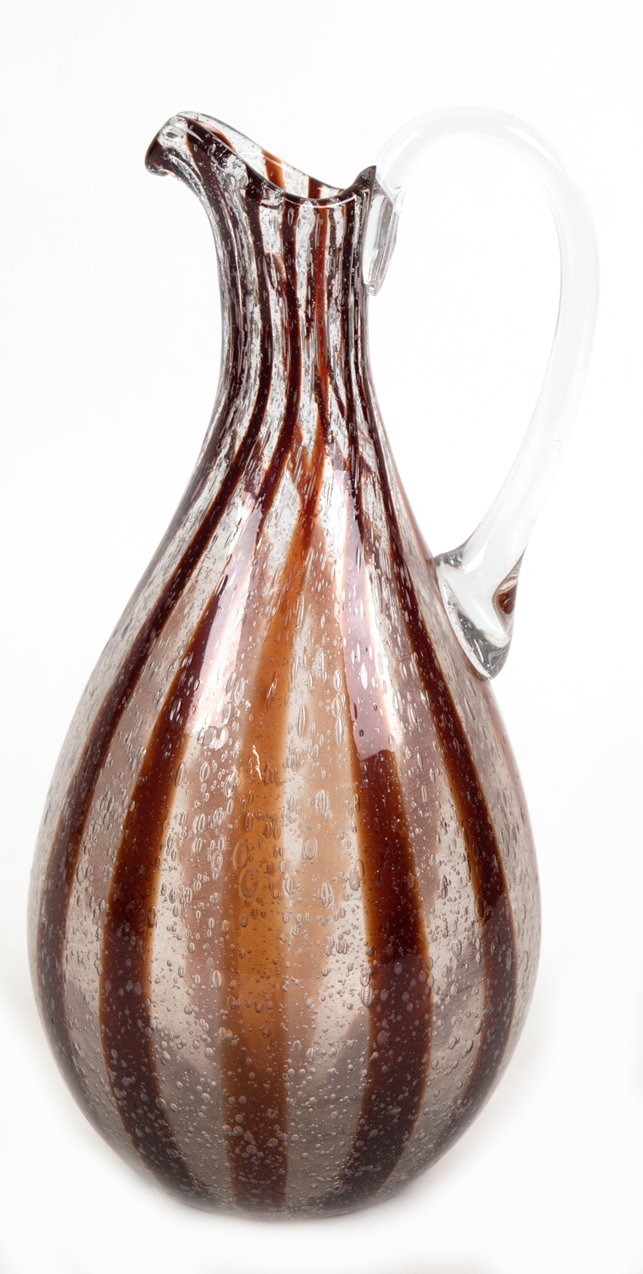 Henkelkrug/Vase, 1930er Jahre, gebauchter Korpus aus farblosem Schaumglas mit vertikalen rotbraunen