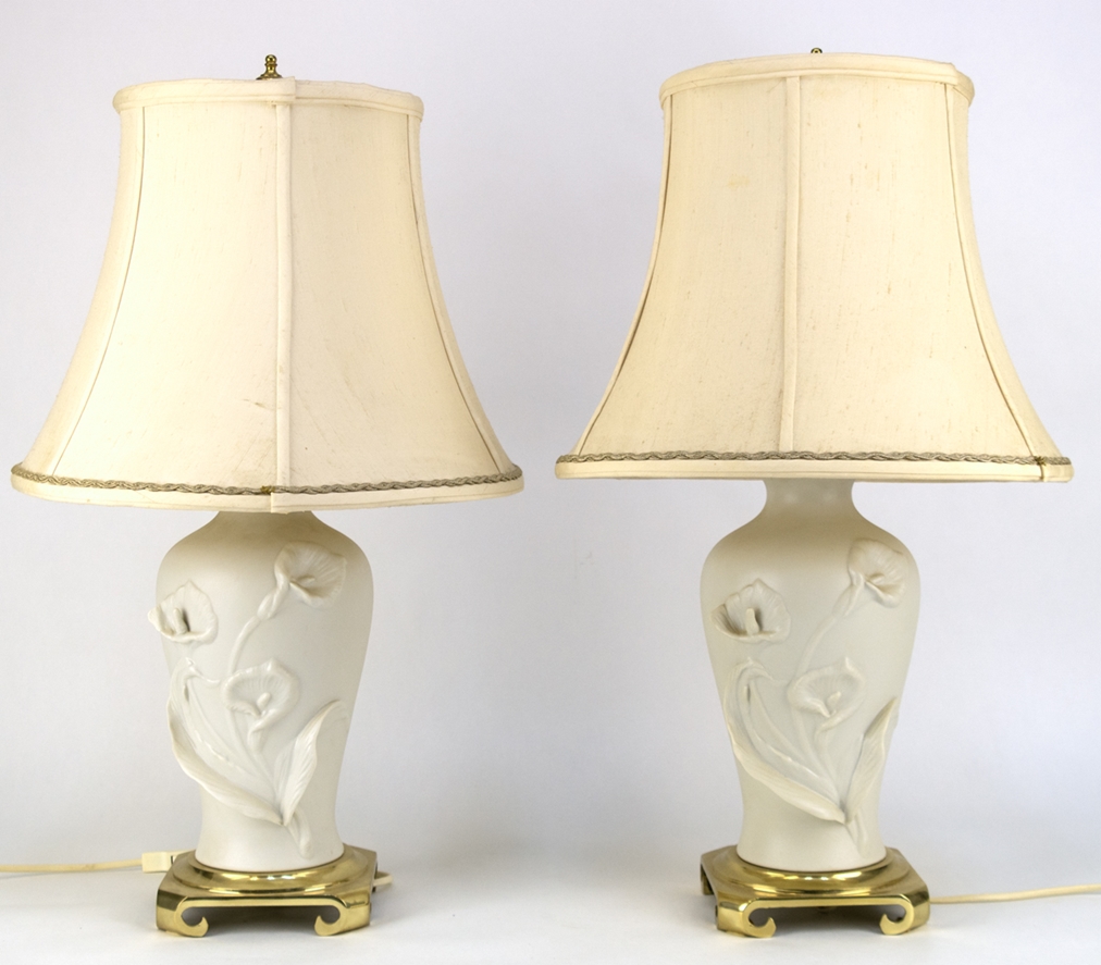 Paar "Kalla-Lampen", 1-flammig, Entwurf von Nicholas Berbenczy, Fuß aus elfenbeinfarbenem Biskuitpo