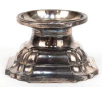 Kerzenleuchter, 1-flammig, 835er Silber, gefüllt, vierpassiger gestufter Fuß in große runde Tülle ü