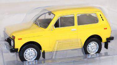 Fahrzeugmodell "Lada Niva", Maßstab 1:18, Metall/Kunststoff, L. 20 cm, im Originalkarton
