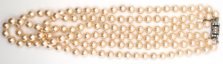 "Jackie's Pearls", Replik, 3-reihige Kette aus Kunstperlen, handgeknotet, Silber-Schließe mit Stra