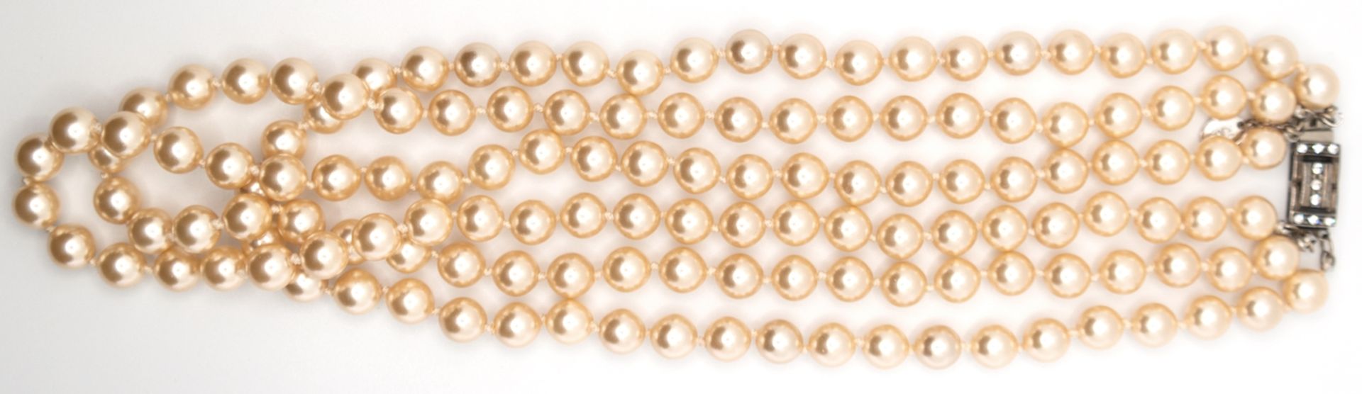 "Jackie's Pearls", Replik, 3-reihige Kette aus Kunstperlen, handgeknotet, Silber-Schließe mit Stra
