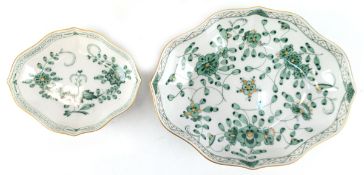 2 Meissen-Schälchen, vierpaßförmig, Indische Malerei Grün mit Goldpunkten und Goldrand, davon 1x re