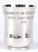 Trinkbecher, 925er Sterlingsilber, 110,9 g, Hammerschlagdekor, mit Gravur "Die Kegelbrüder der Kas