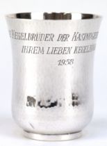 Trinkbecher, 925er Sterlingsilber, 110,9 g, Hammerschlagdekor, mit Gravur "Die Kegelbrüder der Kas