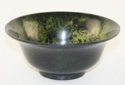 Jade-Schale, China 1. Hälfte 19. Jh., dunkelgrün marmoriert, Handarbeit, auf Standring, ausgestellt