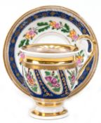 Biedermeier-Tasse mit UT, mit polychromer Floralmalerei und Golddekor, berieben, hochgezogener Volu