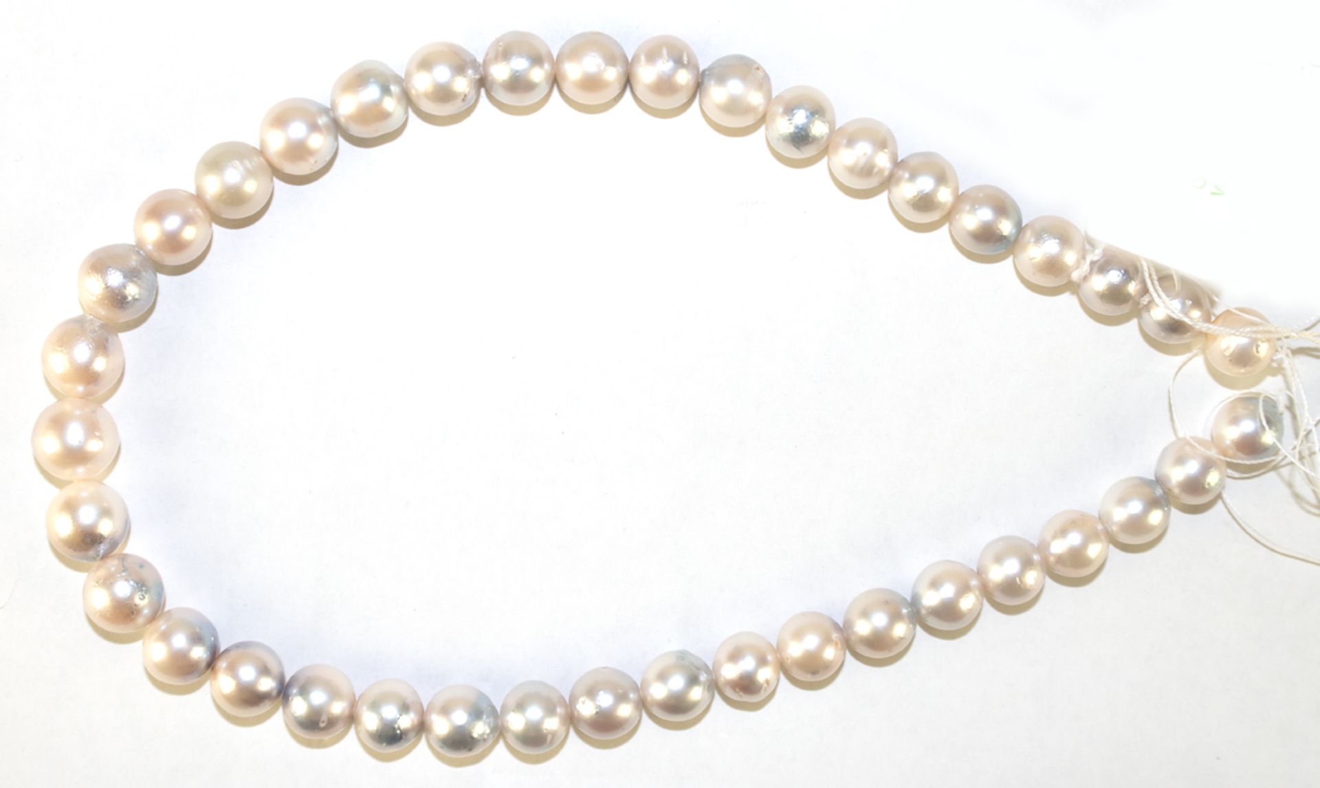 Südseeperlen-Strang, weiß-silbergrau mit natürlichen Wachstumsmerkmalen, Durchmesser der Perlen von