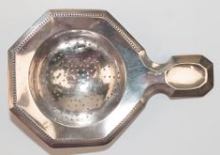 Großes Teesieb, achteckige Form mit Griff, 800er Silber, 28 g, L. 12,5cm,  B. 8 cm