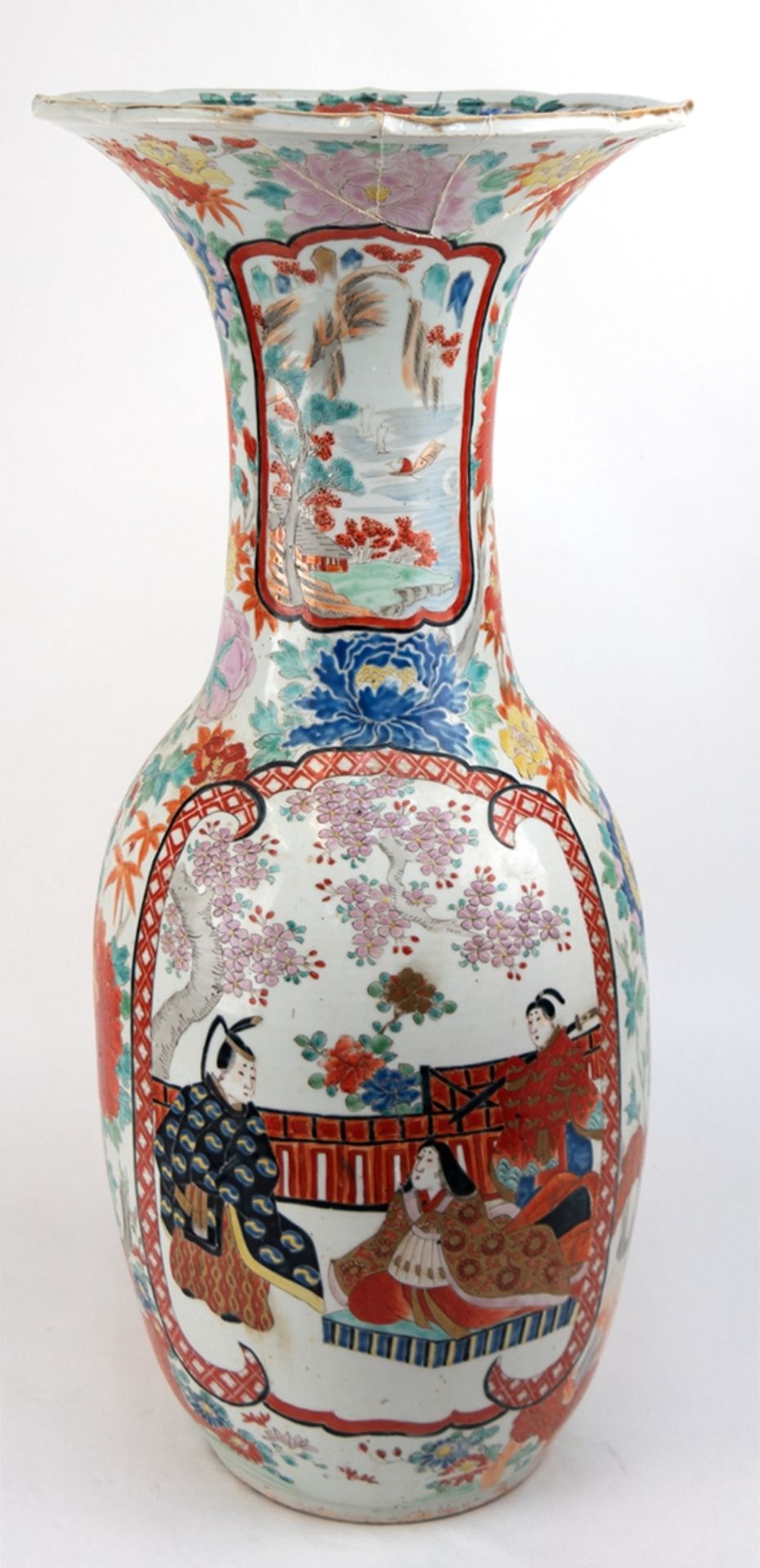 Große Vase, China, mit polychromer figürlicher und floraler Malerei, stark repariert und sichtbar g