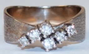 Brillant-Ring, 585er WG, mit 6 Brillanten auf sich 2-seitig verjüngender, gebürsteter Ringschiene, 