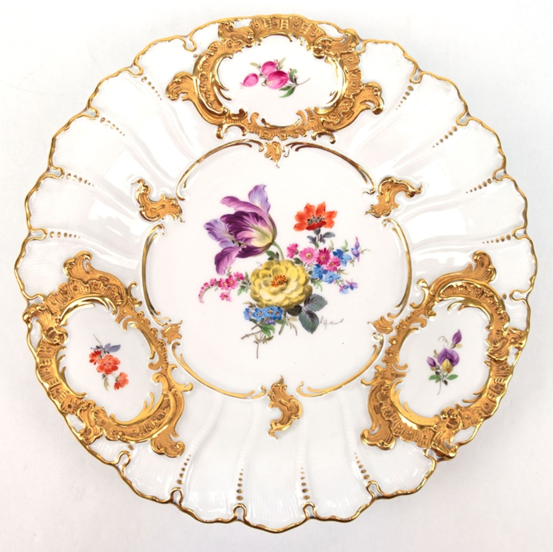 Meissen-Prunkteller, Pfeifferzeit 1924-34, Buntes Blumenbukett und reicher Golddekor, am Rand 3 gol