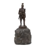 Bronzefigur "Soldat", braun patiniert, H. 12 cm, auf naturalistischem Steinsockel, Ges.-H. 19 cm
