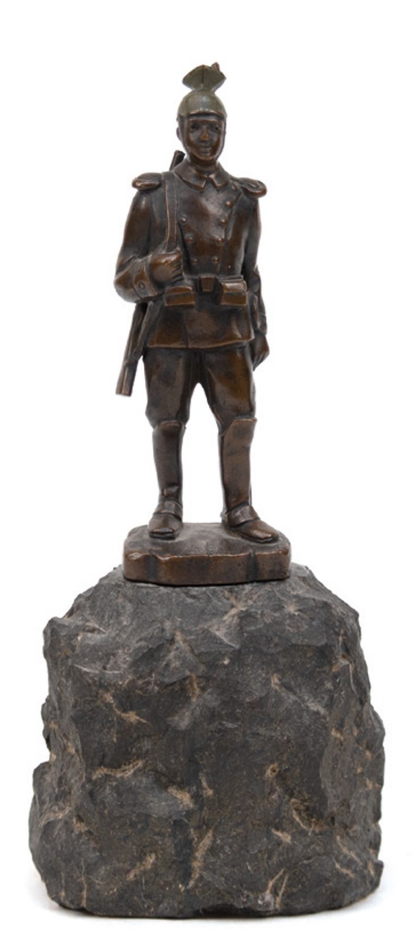 Bronzefigur "Soldat", braun patiniert, H. 12 cm, auf naturalistischem Steinsockel, Ges.-H. 19 cm