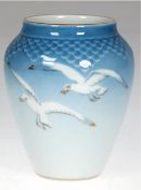 Vase, Bing & Gröndahl, Nr 681, Möwendekor mit Goldstaffage, auf Schulter Schuppendekor, H. 12,5 cm