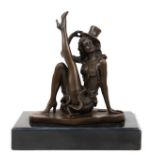 Bronze-Figur "Sitzende Tänzerin mit Zylinder", braun patiniert, auf rechteckiger schwarzer Steinpli
