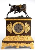 Kaminuhr um 1880, mit feuervergoldeten Bronzeappliken, braun patinierte Bronze als Bekrönung "Gesat