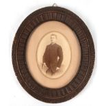 Bilderrahmen um 1900, oval, Holz reliefiert, mit Foto aus der Zeit, Innenmaß 19x15 cm, ges. 27x23 c