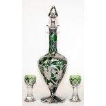 Jugendstil-Karaffe und 2 Gläser, grünes Glas mit durchbrochen gearbeiteter Silbermontur mit Weinlau