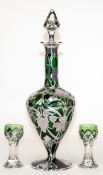 Jugendstil-Karaffe und 2 Gläser, grünes Glas mit durchbrochen gearbeiteter Silbermontur mit Weinlau