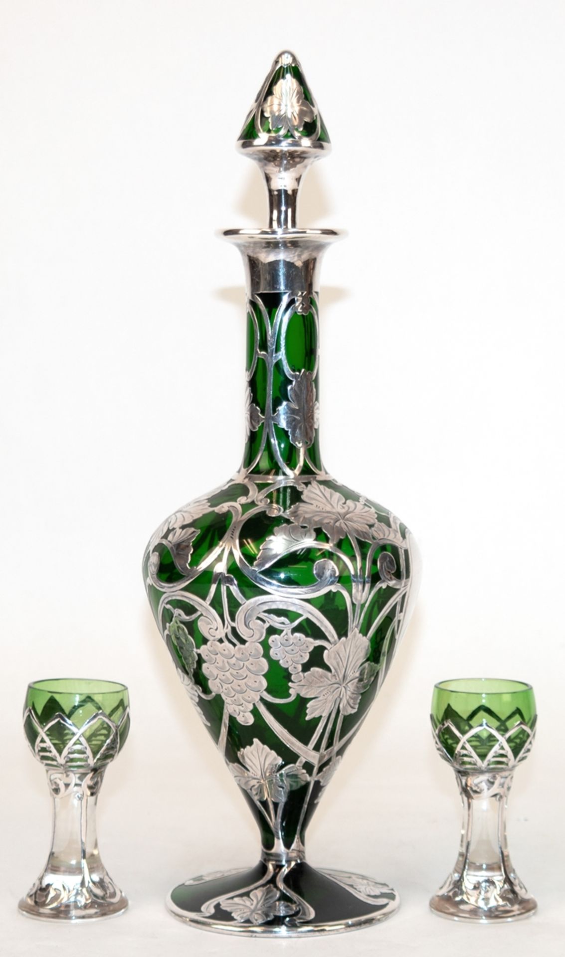 Jugendstil-Karaffe und 2 Gläser, grünes Glas mit durchbrochen gearbeiteter Silbermontur mit Weinlau