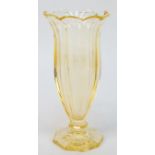 Vase, Moser Karlsbad um 1920, gelbes Glas, auf achteckigem Fuß facettiert geschliffener Korpus mit